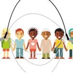 Dos nens agafant una corda y un grup d'infants preparant-se per creuar, estan jugant al Joc de La Trituradora