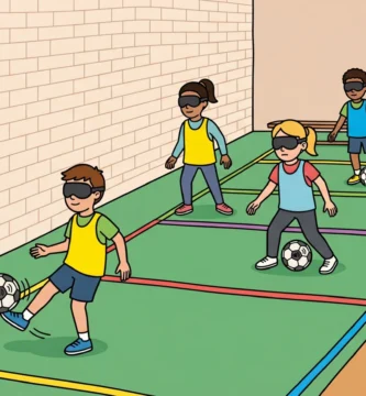Alumnes de primària amb antifaç practiquen futbol per a cecs al gimnàs d'una escola mitjançant pilotes sonores.
